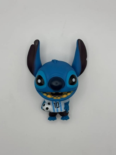 Стич с футболен екип dpl shop Винил фигурка на Стич с футболен екип и номер 10